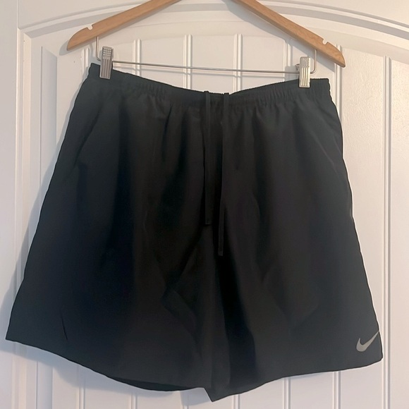 Nike running Shorts Size XL - Picture 1 of 4